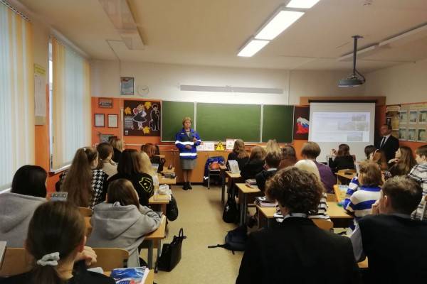 Сотрудники «Смоленскэнерго» познакомили старшеклассников с профессией энергетика