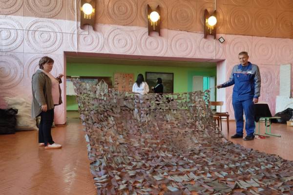 Жители деревни Астапковичи Смоленской плетут маскировочные сети для участников СВО