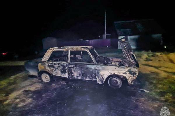 В Сычёвке поздним вечером загорелся автомобиль