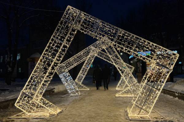 В Смоленске на Октябрьской революции установили светящуюся тройную арку