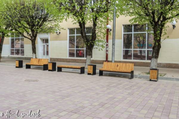 В Смоленске на улице Ленина устанавливают новые лавочки и урны