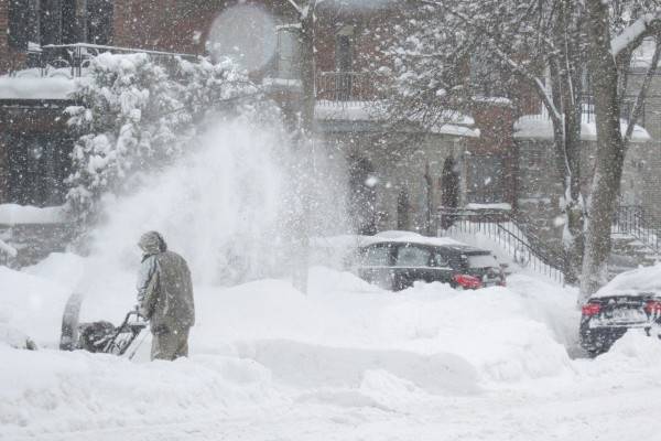 В Смоленске неплательщика алиментов привлекли к уборке снега 