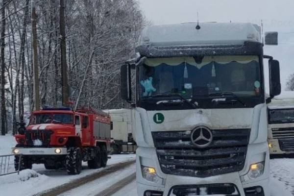 В Сафоновском районе на трассе М-1 столкнулись четыре фуры