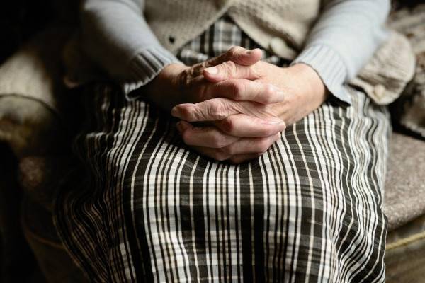 Полицейские раскрыли кражу денег у 87-летней жительницы Смоленска Полицейские раскрыли кражу денег у 87-летней жительницы Смоленска