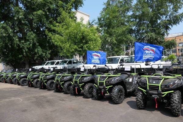 «Единая Россия» и фонд «Наша Правда» передали в зону СВО крупную партию спецтехники