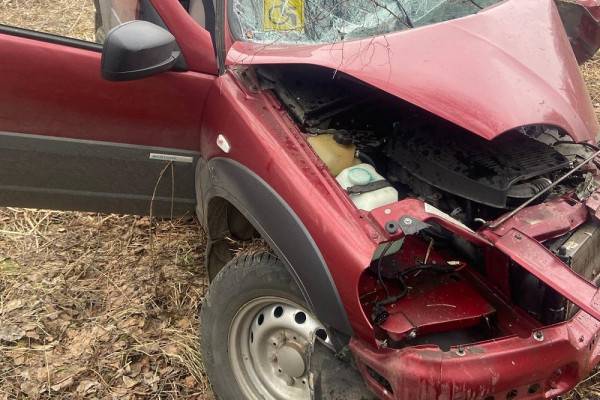 Авария на трассе А-130 в Смоленской области: Chevrolet Niva столкнулась с деревом