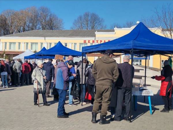 Весенняя торговля на площади Ленина
