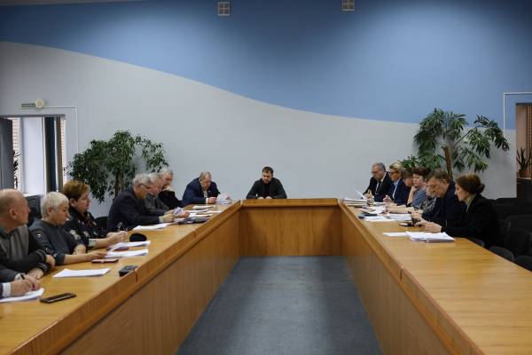 Заседание Рославльской окружной Думы обсудило бюджет, зарплаты и памятные награды