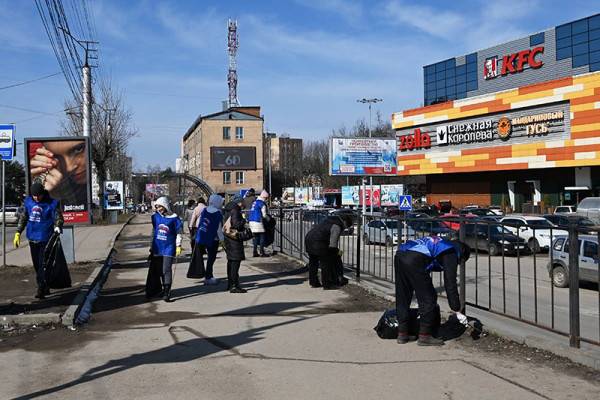 В Смоленске активисты проекта «Единой России» открыли сезон весенних субботников