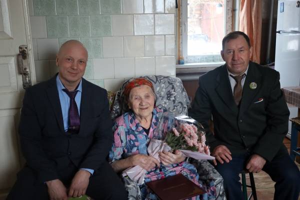 Долгожительницу Рославльского округа Антонину Никифоровну Аржанцеву поздравили с Днём рождения