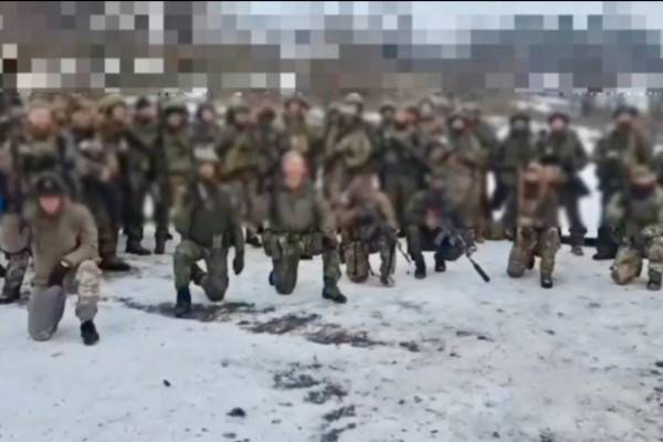Военнослужащие поздравили женщин Смоленска с 8 Марта