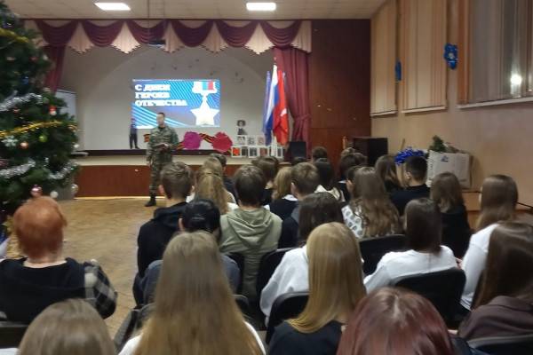 Сотрудник отдела спецназначения смоленского УФСИН провёл уроки мужества