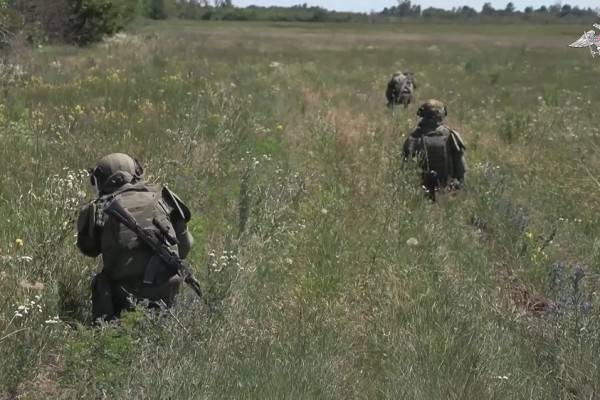 Кадры работы сапёров в зоне СВО