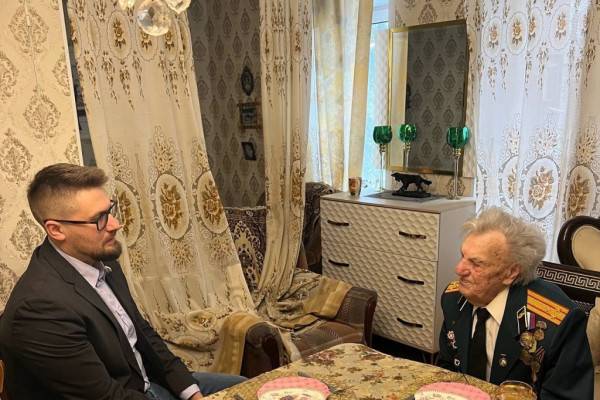 Сенатор Руслан Смашнёв накануне Дня защитника Отечества поздравил ветерана Фёдора Русакова Сенатор Руслан Смашнёв накануне Дня защитника Отечества поздравил ветерана Фёдора Русакова