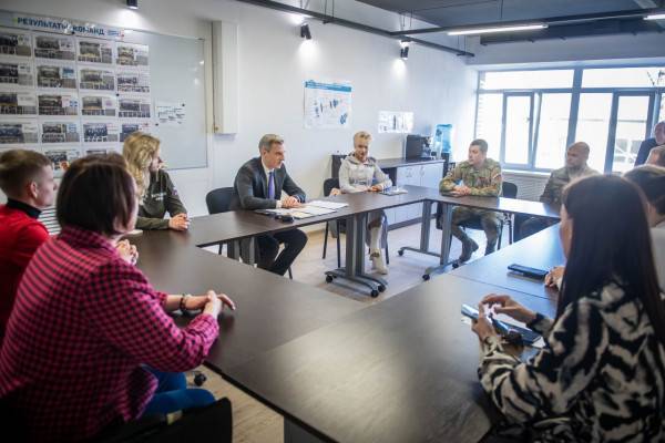 Василий Анохин встретился со смоленскими волонтёрами, помогающими бойцам СВО