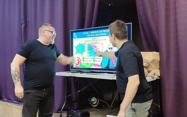 Зарядка для ума и танцы до утра: в Молодёжном центре Десногорска прошёл квартирник «+ / -»