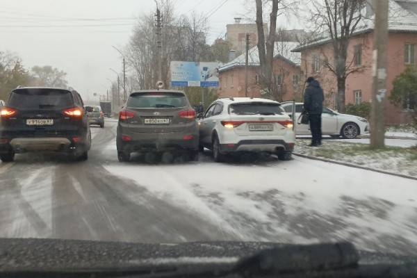 В Смоленске первый снег спровоцировал ряд ДТП
