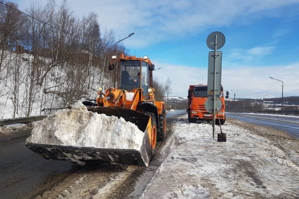 В Смоленске круглосуточно убирают снег