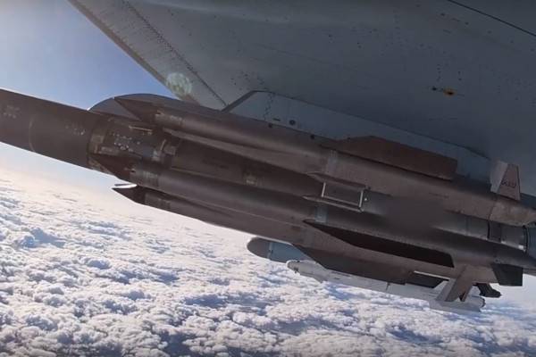 Экипажи Су-35С сопровождают российские бомбардировщики в зоне проведения СВО