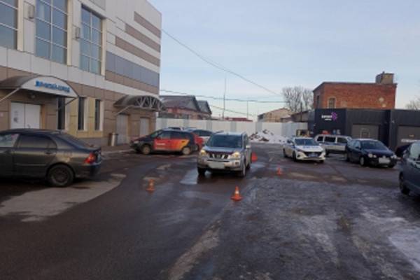 В Смоленске на парковке торгового центра автомобиль наехал на 12-летнюю девочку