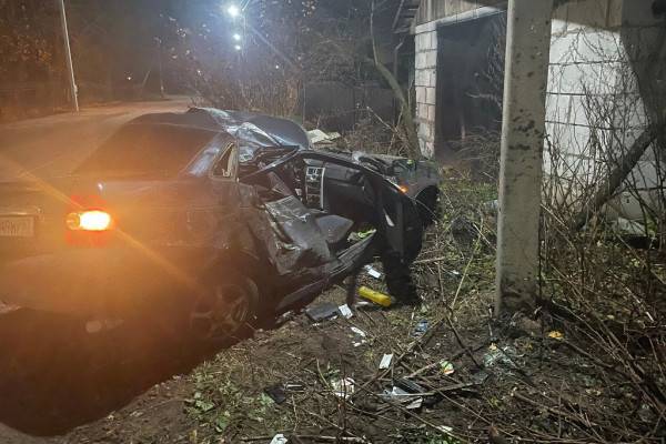 В Рославле LADA Priora под управлением 17-летнего врезалась в опору ЛЭП