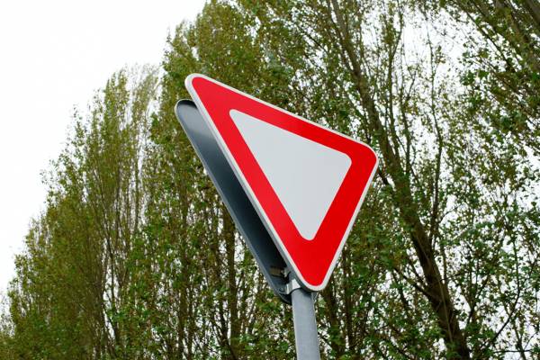 Вниманию водителей: новые правила проезда перекрёстка на ул. Свердлова с 22 апреля 2026 года