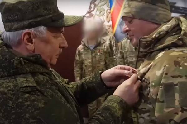 Замминистра обороны РФ вручил госнаграды российским десантникам