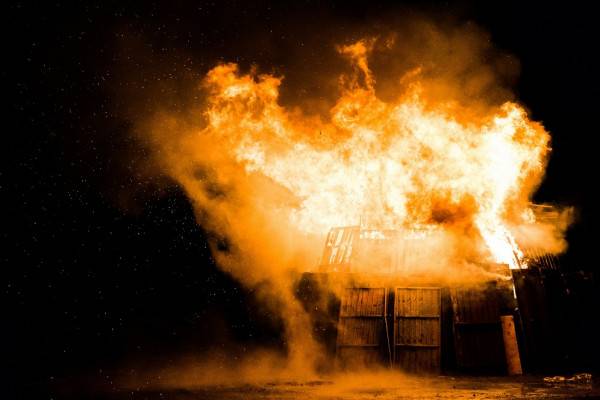 Пожар в Смоленске: возгорание неэксплуатируемого здания