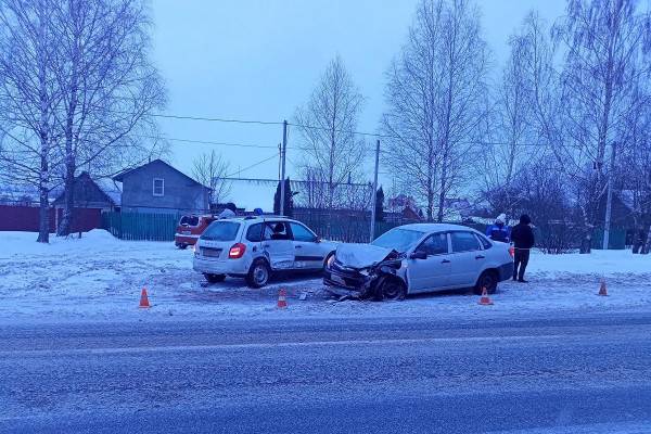 Две «Лады» столкнулись в лобовую в Смоленской области