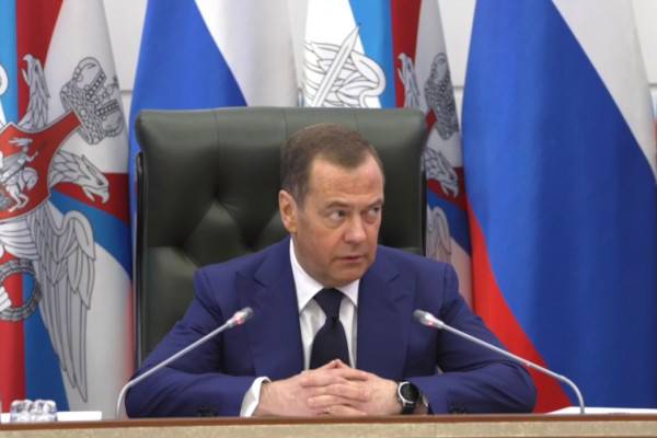 Дмитрий Медведев провёл совещание по вопросам доукомплектования Вооруженных сил РФ