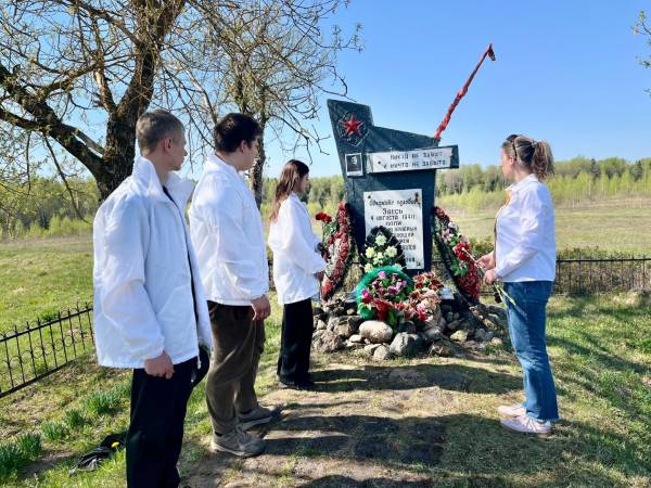 Память сильнее времени: студенты колледжа почтили подвиг героев в деревне Старинка