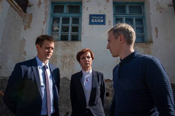 Врио Губернатора Смоленской области проконтролировал ход капитального ремонта городской бани в Сычевке