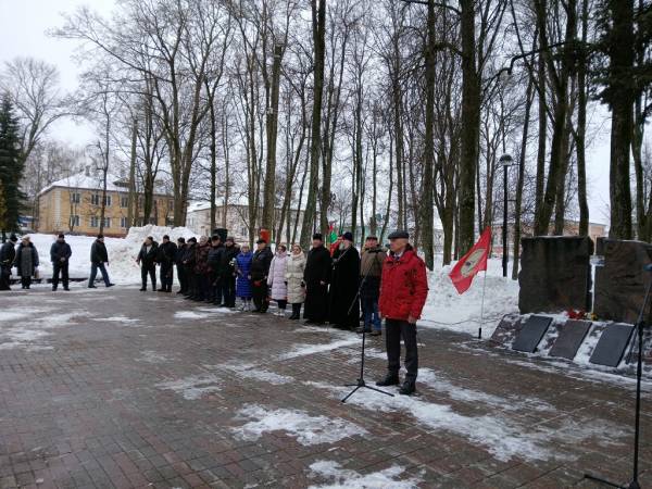 На митинге в сквере памяти погибших воинов