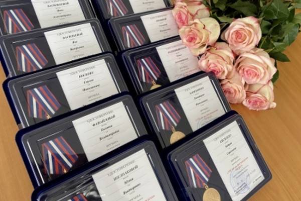 Отличившимся сотрудникам смоленского следкома вручили медали «350 лет со дня рождения Петра I»