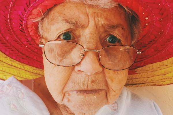 Мошенник запросил с 92-летней смолянки 300 тысяч рублей за помощь «соседу» Мошенник запросил с 92-летней смолянки 300 тысяч рублей за помощь «соседу»