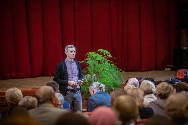 350 человек участвовали во встрече с Василием Анохиным в Ельне