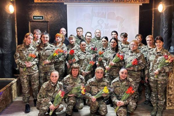 Туров поздравил военнослужащих женщин с 8 марта