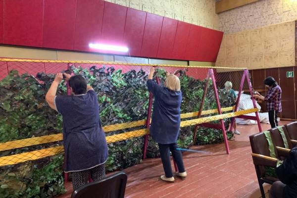 Жители Сафоновского района плетут маскировочные сети для участников спецоперации