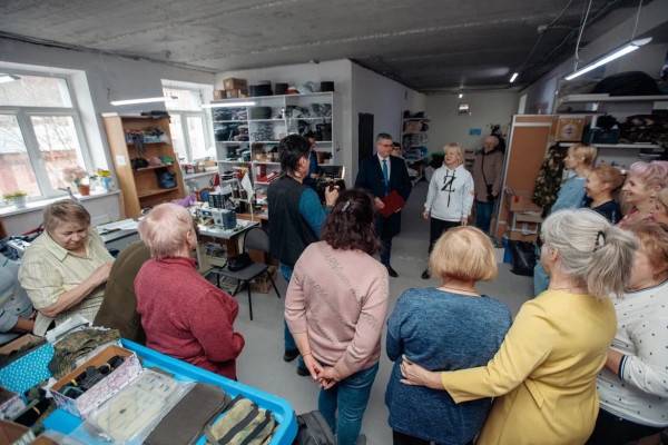 Александр Новиков поздравил волонтёров из «Ваш тыл 67» с Международным женским днем