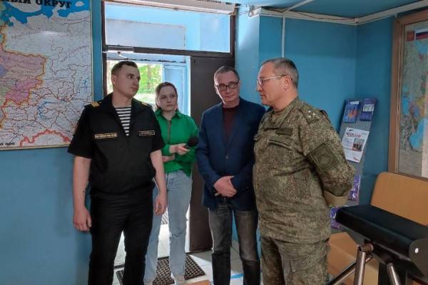 Андрей Борисов в Смоленске посетил пункт отбора на военную службу по контракту