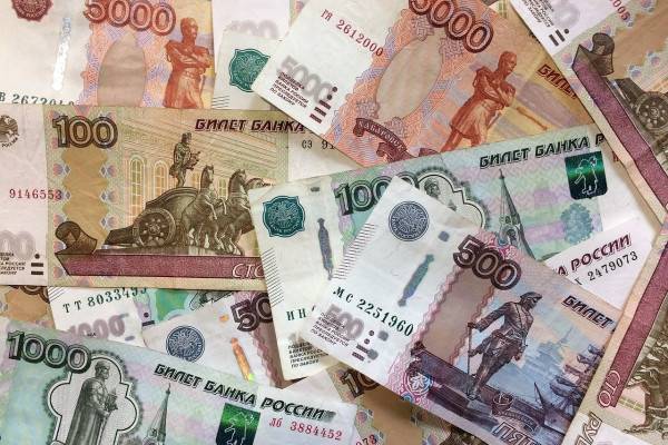 Судебные приставы взыскали компенсацию морального вреда через арест счетов