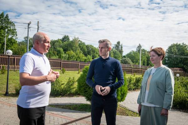 Василий Анохин проверил ход благоустройства Лопатинского сада в Смоленске