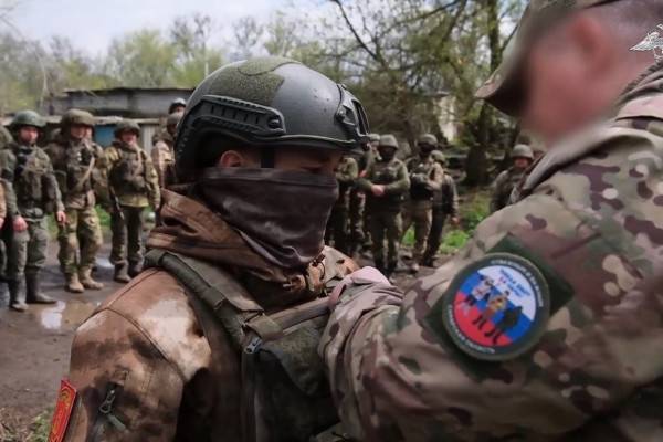 В зоне СВО военнослужащим штурмовых групп ЦВО вручили госнаграды 