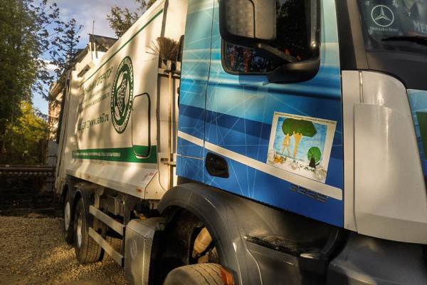 Рисунки смолян-участников чемпионата «Абилимпикс» изобразили на спецтранспорте