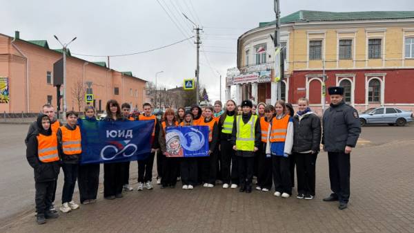 Акцию «Дорога не космос, ты не космонавт!» ко Дню космонавтики провели сотрудники Госавтоинспекции Рославля совместно ЮИД.