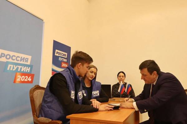 Игорь Ляхов поставил свою подпись в поддержку кандидатуры Владимира Путина на пост Президента