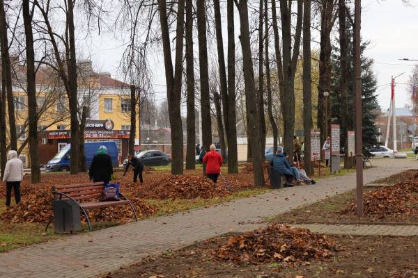 Осенний субботник объединил жителей города в заботе о благоустройстве