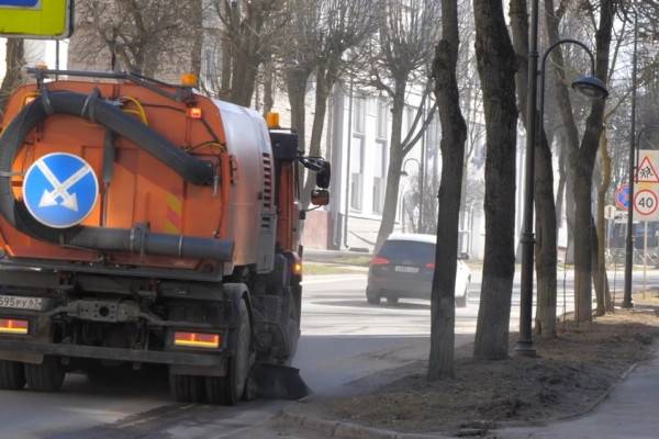 Активная уборка улиц началась в Смоленске