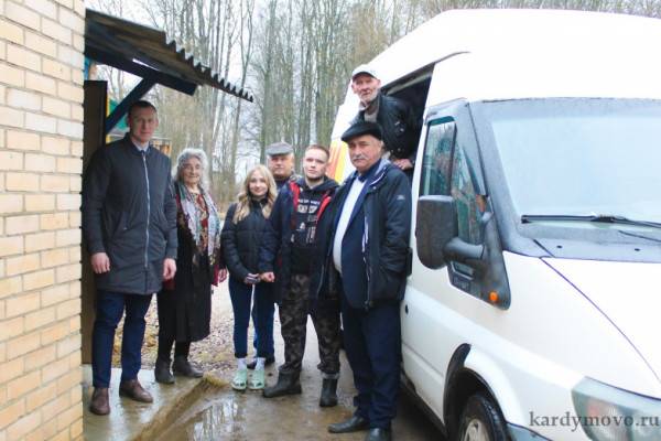 Кардымовцы передали гуманитарную помощь для отправки в военный госпиталь