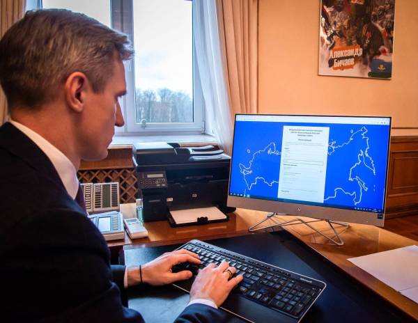 Губернатор Василий Анохин прошел тестирование на знание Конституции Российской Федерации